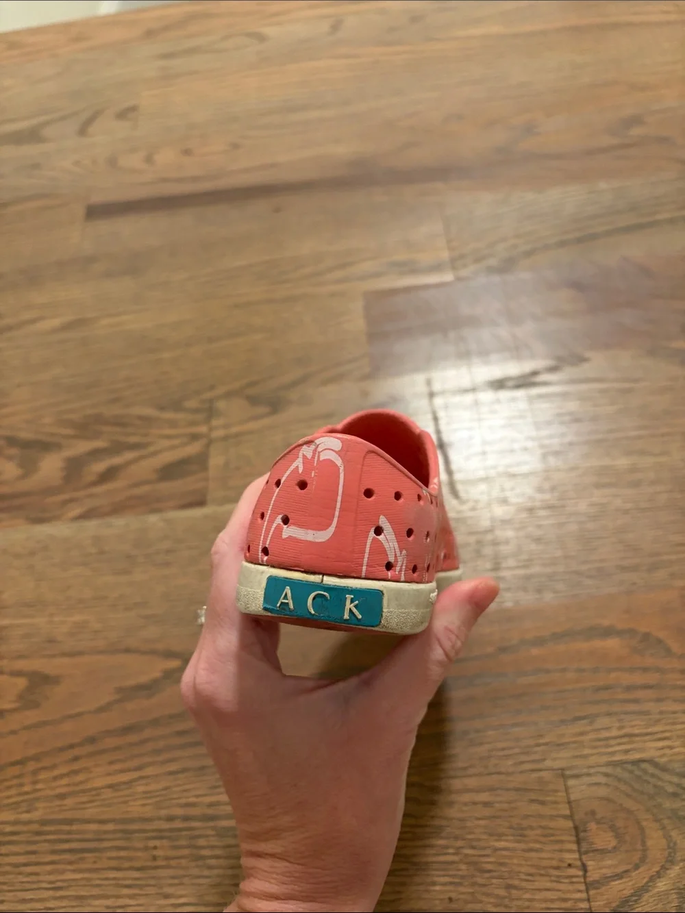 Native Kids Shoes in Coral with White Whale Print girls size 10 play condition